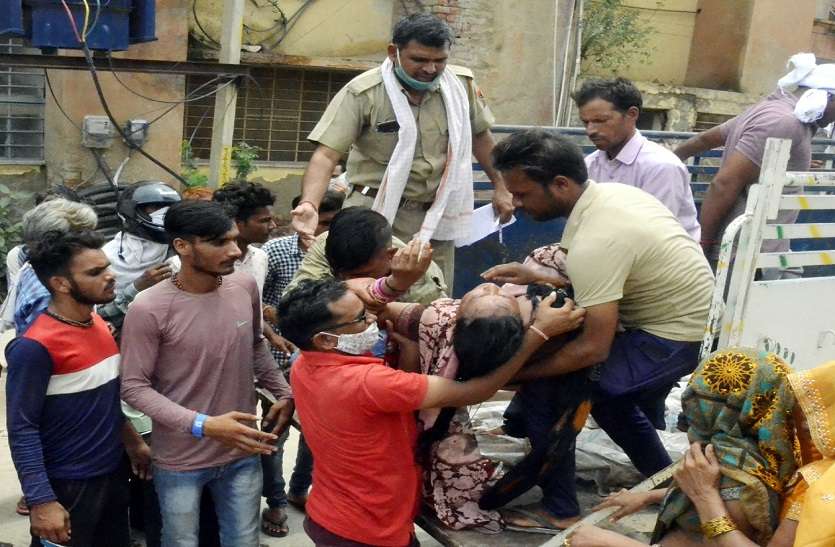 हादसे में ट्रेक्टर-ट्रॉली पलटी, दो बच्चे समेत 3 की मौत हादसे में ट्रेक्टर-ट्रॉली पलटी, दो बच्चे समेत 3 की मौत