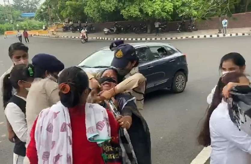 सीएम हाउस के सामने फांसी लगाने लगी महिलाएं, पुलिस और महिलाओं में जमकर हुई धक्का—मुक्की सीएम हाउस के सामने फांसी लगाने लगी महिलाएं, पुलिस और महिलाओं में जमकर हुई धक्का-मुक्की