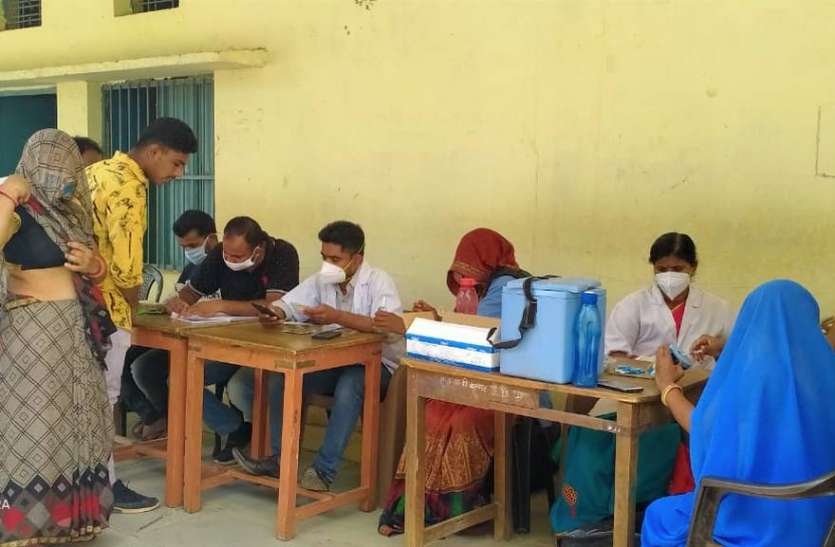 वरमंडल में लगाए 239 लोगों को टीके वरमंडल में लगाए 239 लोगों को टीके