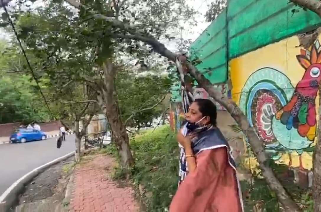 सीएम हाउस के सामने फांसी लगाने लगी महिलाएं, पुलिस और महिलाओं में जमकर हुई धक्का—मुक्की