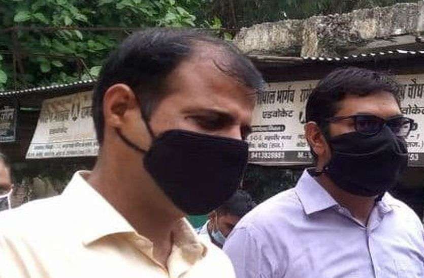 अफीम फेक्ट्री के महाप्रबंधक शंशाक यादव कानून का जानकार है निलंबित आईआरएस, एसीबी को कर रहा गुमराह