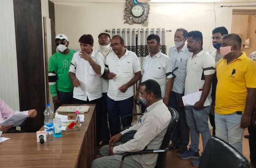 काली पट्टी बांधकर जताया रोष, दिया ज्ञापन काली पट्टी बांधकर जताया रोष, दिया ज्ञापन