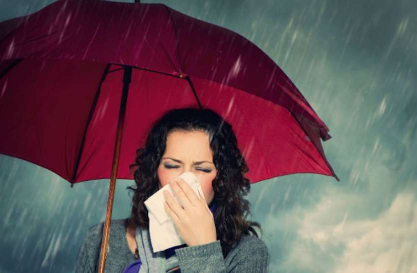 health care Health Care: बारिश में भीगना सेहत पर पड़ सकता है भारी, खुद को बीमार होने से बचाने के लिए इन बातों का रखें ध्यान