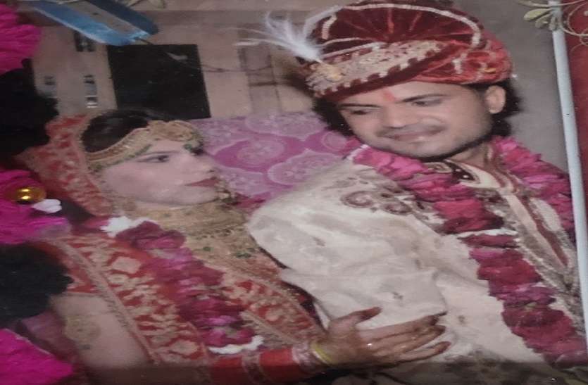 पहले पत्नी और फिर पति ने फंदा लगा की खुदकुशी, मचा कोहराम पहले पत्नी और फिर पति ने फंदा लगा की खुदकुशी, मचा कोहराम