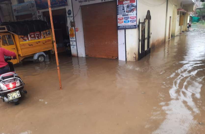 Water filled in offices as well as homes मूसलाधार बारिश से निवाड़ी नगर बना तालाब