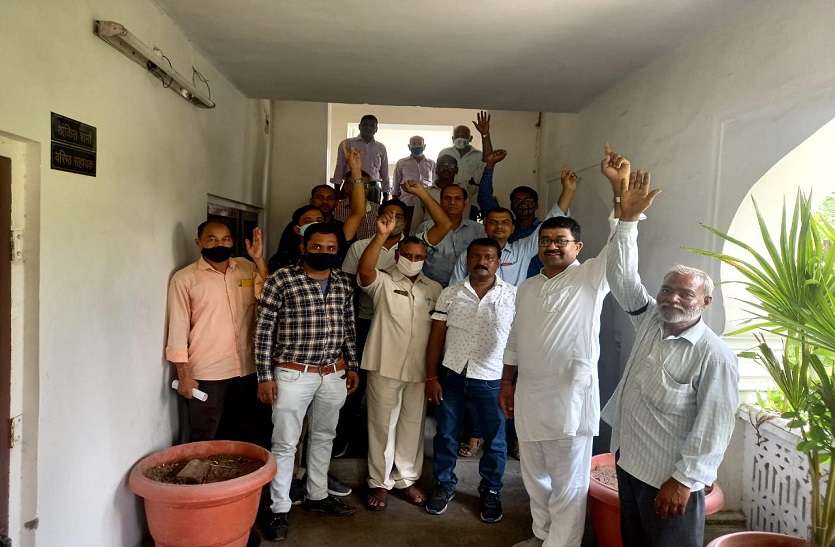 मंत्रालयिक कर्मचारियों का आंदोलन जारी मंत्रालयिक कर्मचारियों का आंदोलन जारी