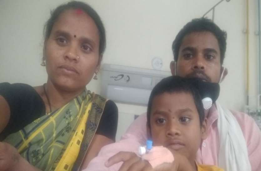 कैंसर पीडि़त बेटे के इलाज के लिए विवश मां ने लगाई मदद की गुहार कैंसर पीडि़त बेटे के इलाज के लिए विवश मां ने लगाई मदद की गुहार