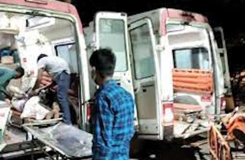 Four devotees dead nearly 36 injured in accident in Barabanki गुरु पूर्णिमा दर्शन के लिए मंदिर जा रहे श्रद्धालुओं की गाड़ी पलटी, चार की मौत, तीन दर्जन गंभीर