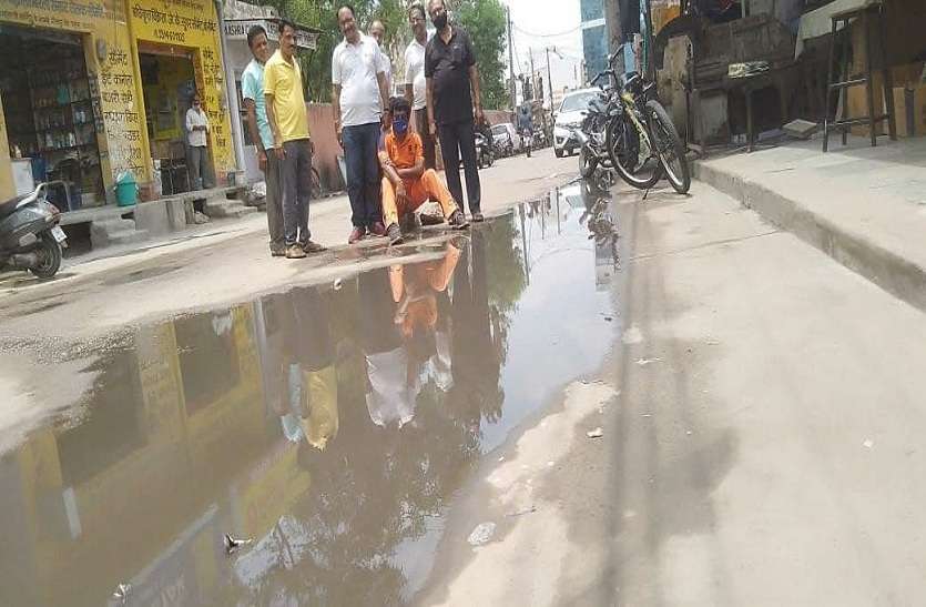 कई बार शिकायत की, कोई सुनवाई नहीं हुई तो धरने पर बैठे पार्षद कई बार शिकायत की, कोई सुनवाई नहीं हुई तो धरने पर बैठे पार्षद