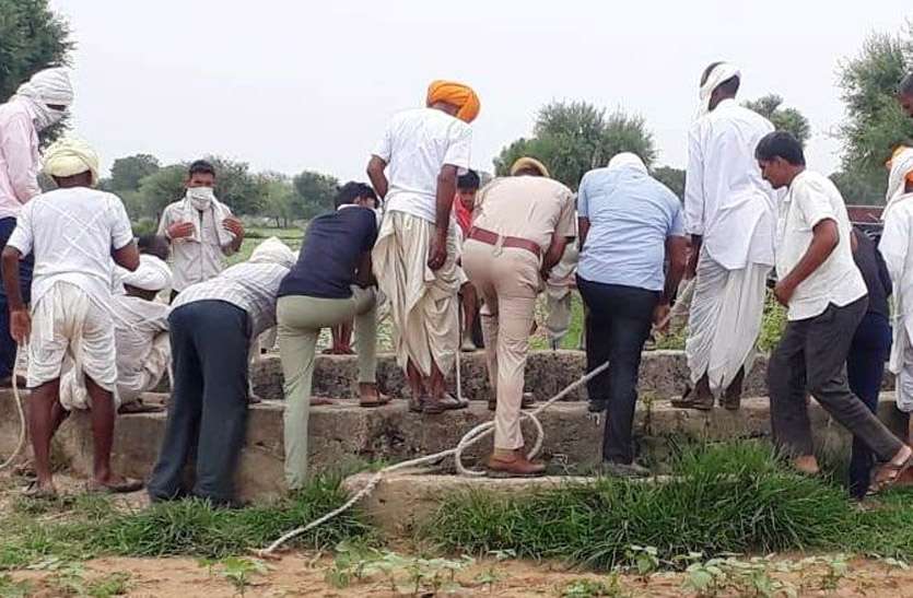 खेत पर कुएं में मिला युवक का शव खेत पर कुएं में मिला युवक का शव