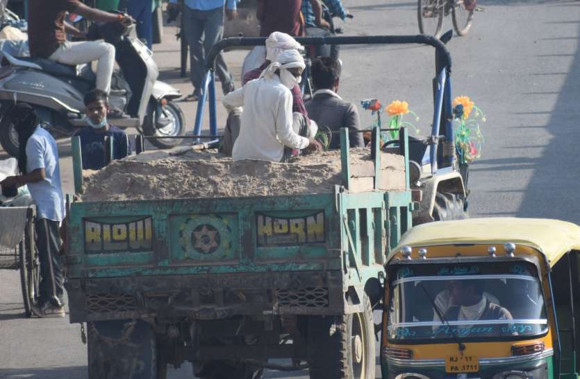 The transport of gravel is happening openly, even after seeing the police-administration is a mute spectator खुलेआम हो रहा बजरी का परिवहन,देखकर भी मूकदर्शक है पुलिस-प्रशासन