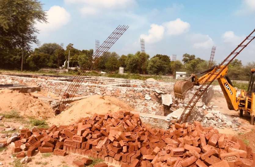 निर्माणधीन डुप्लेक्स ध्वस्त किए, दो अवैध कॉलोनियां के निर्माण हटाए निर्माणधीन डुप्लेक्स ध्वस्त किए, दो अवैध कॉलोनियां के निर्माण हटाए