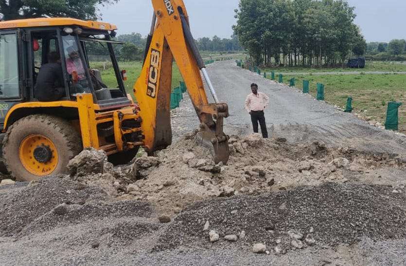 Municipal corporation removed road construction in illegal colony. अवैध प्लाटिंग कर भू-माफिया ने बिछा दिया सड़कों का जाल, नगर निगम ने निभाई कार्रवाई की औपचारिकता