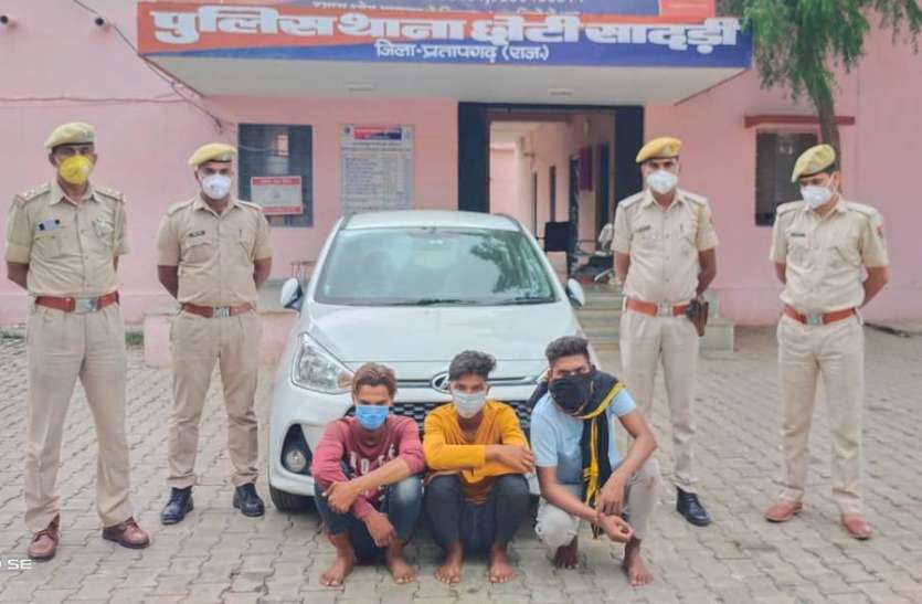 चोरी की कार बरामद, तीन आरोपी गिरफ्तार चोरी की कार बरामद, तीन आरोपी गिरफ्तार