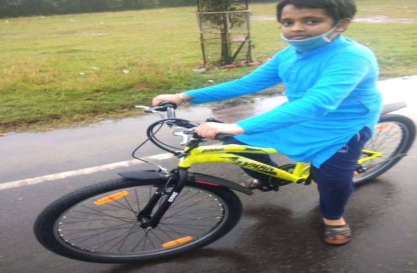 साइकिल से घुमने निकला 8 वीं का छात्र रास्ता भटका, जब कई घंटों बाद भी नहीं लौटा तो रोते हुए थाने पहुंची मां, फिर.... साइकिल से घुमने निकला 8 वीं का छात्र रास्ता भटका, जब कई घंटों बाद भी नहीं लौटा तो रोते हुए थाने पहुंची मां, फिर....