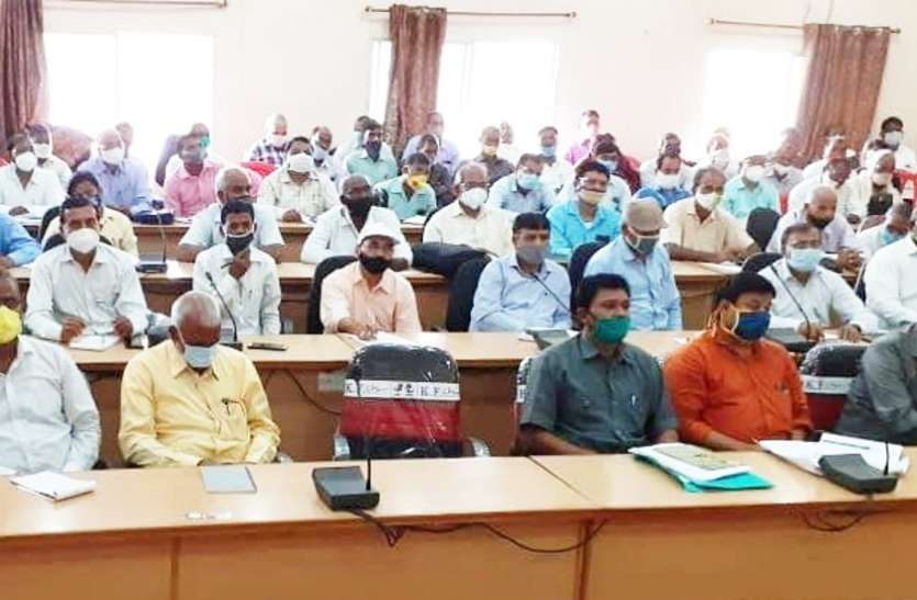 Singrauli DEO held meeting with school principals टीकाकरण नहीं कराया तो जारी नहीं होगा वेतन