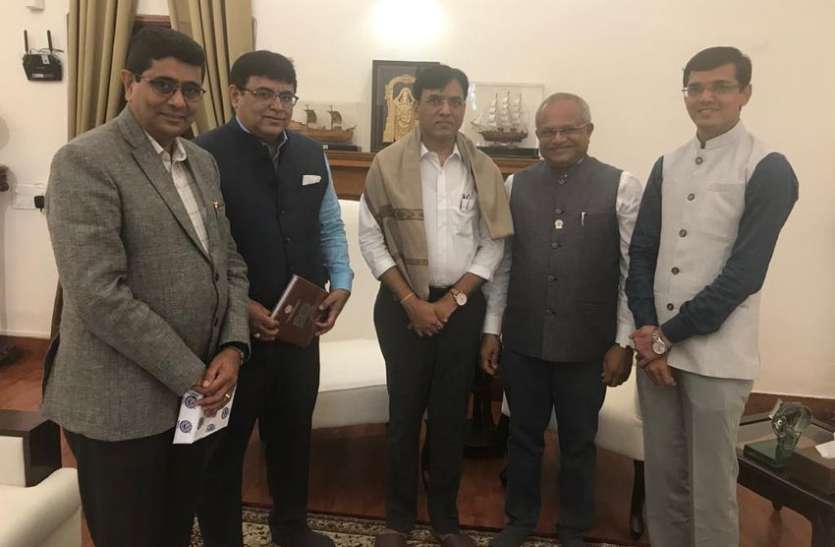 कच्चे हीरों पर लेवी हटाने और महुवा से रोजाना ट्रेन मांगी कच्चे हीरों पर लेवी हटाने और महुवा से रोजाना ट्रेन मांगी