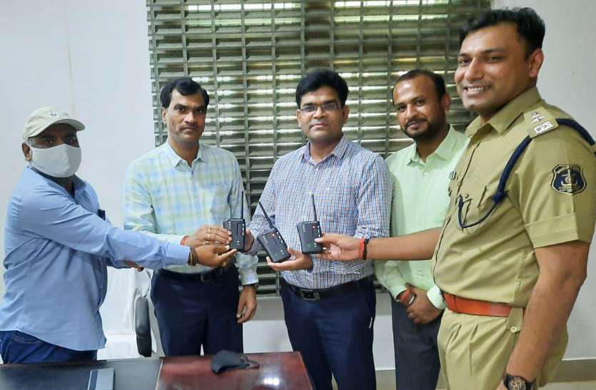 फॉरेस्ट गार्ड और वन्य प्राणियों को करंट से बचाएगा लाइव वायर डिटेक्टर, शिकारियों से भी करेगा अलर्ट फॉरेस्ट गार्ड और वन्य प्राणियों को करंट से बचाएगा लाइव वायर डिटेक्टर, शिकारियों से भी करेगा अलर्ट