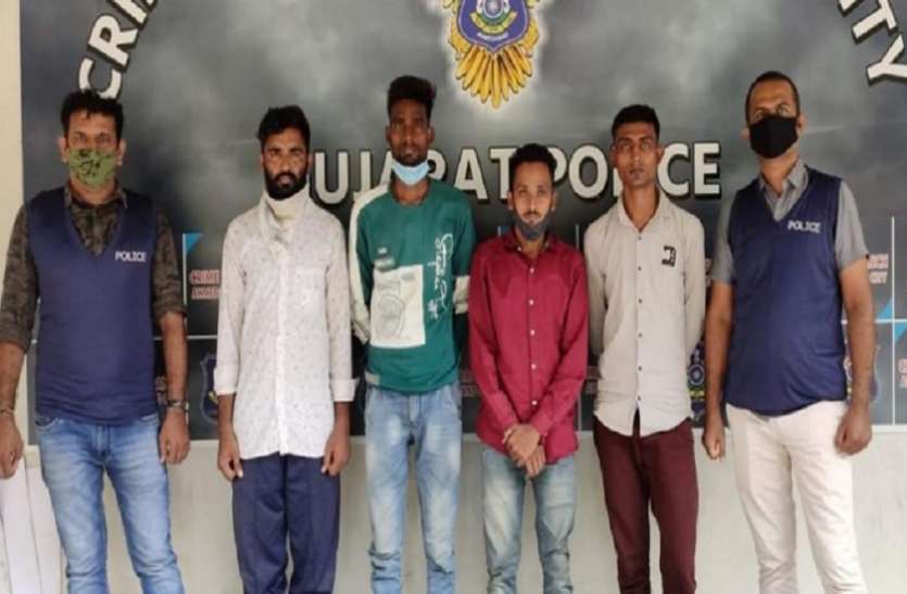 अहमदाबाद शहर व ग्राम्य के ४७ एटीएम में पैसे भरने का था काम अहमदाबाद शहर व ग्राम्य के ४७ एटीएम में पैसे भरने का था काम