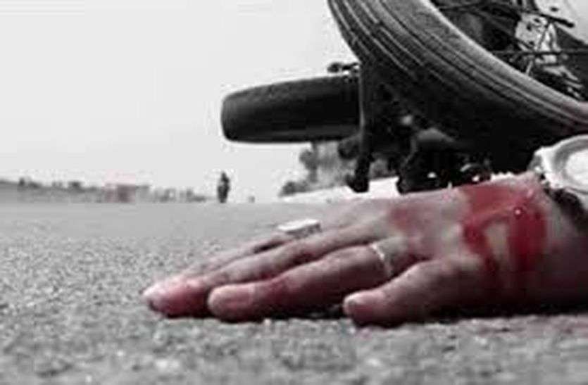 बाइक पर घूमने निकले छात्रों को ट्रक ने मारी टक्कर, एक की मौत, दो घायल बाइक पर घूमने निकले छात्रों को ट्रक ने मारी टक्कर, एक की मौत, दो घायल