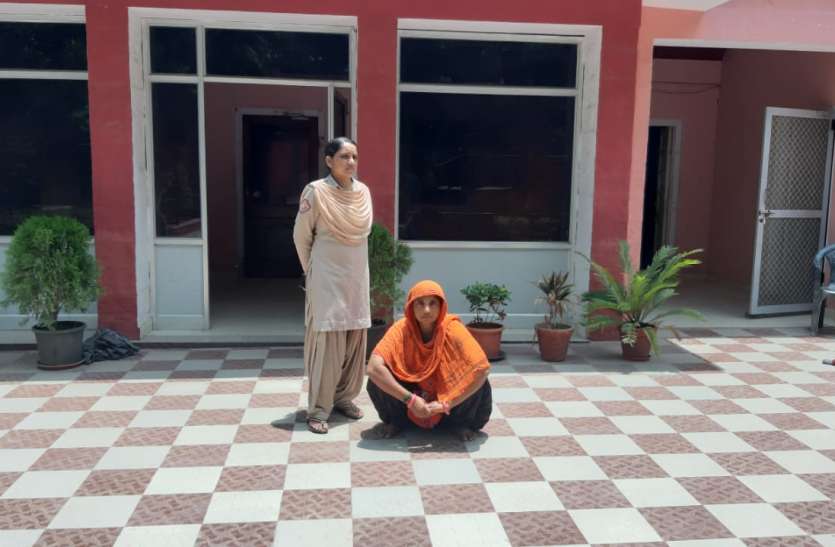 गांजा लेकर घूम रही महिला को पुलिस ने पकड़ा गांजा लेकर घूम रही महिला को पुलिस ने पकड़ा