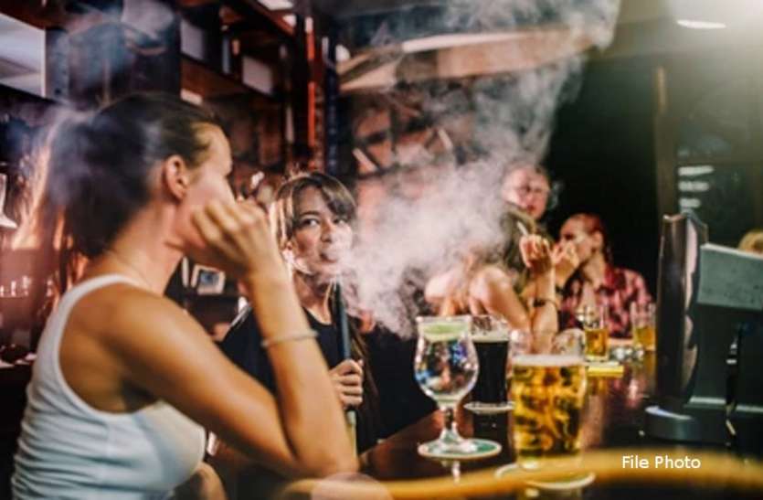 hookha_bar_raid.jpg कैफे में पुलिस की रेड : आधी रात शराब और हुक्का पार्टी करते युवक- युवतियां पकड़ाए