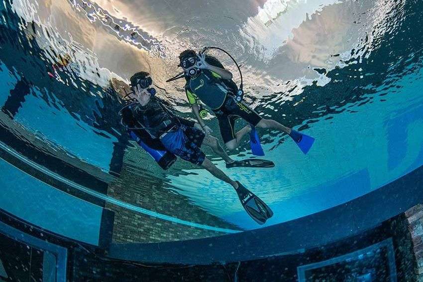 दुनिया के सबसे गहरे स्वीमिंग पूल के नीचे मौजूद है पूरा शहर