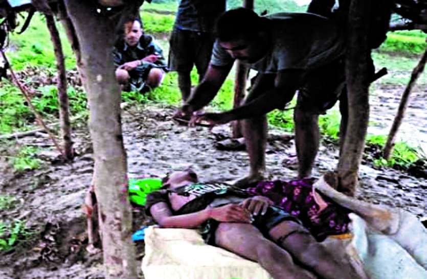 खेत में धान रोपाई करने गए किसान परिवार पर गिरी आकाशीय बिजली, बेटे की मौत, पति-पत्नी सहित तीन घायल खेत में धान रोपाई करने गए किसान परिवार पर गिरी आकाशीय बिजली, बेटे की मौत, पति-पत्नी सहित तीन घायल