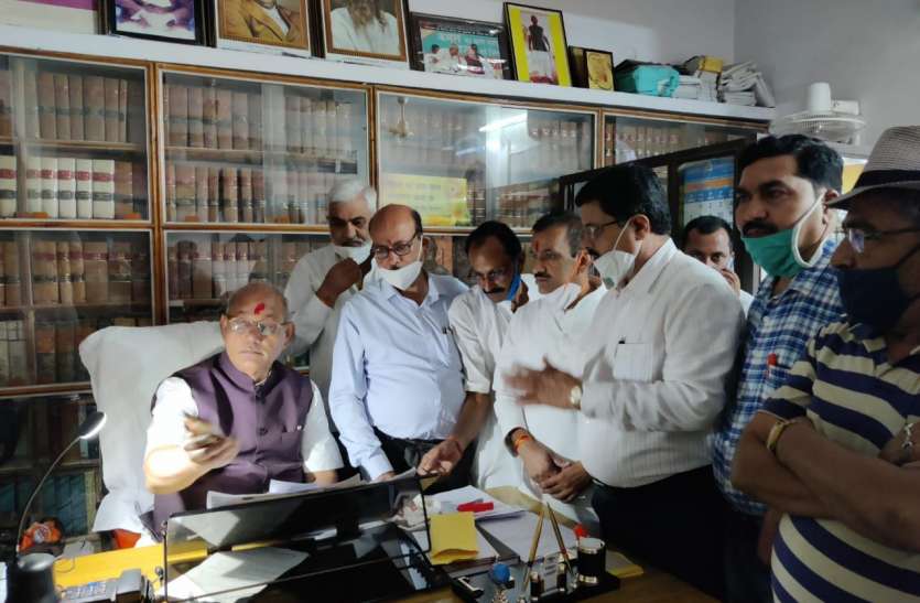 Madhya Pradesh Officer-Employee United Front submitted memorandum to Vis President and MLA मध्य प्रदेश अधिकारी-कर्मचारी संयुक्त मोर्चा ने विस अध्यक्ष व विधायक को सौंपा ज्ञापन