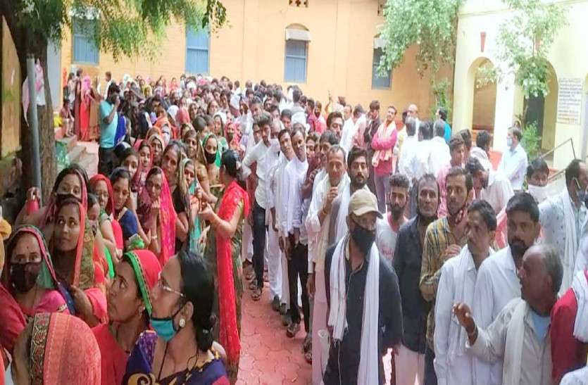 Covid Vaccination Centre Bhikangaon Covid Vaccination Centre Khargone Covid 19 Vaccine वैक्सीन की ब्लैकमार्केटिंग, लड़ पड़ी महिलाएं, बुलानी पड़ी पुलिस