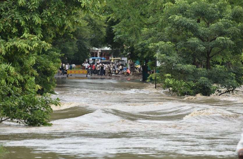 सावन के साथ आए मेघों का चौतरफा शोर सावन के साथ आए मेघों का चौतरफा शोर