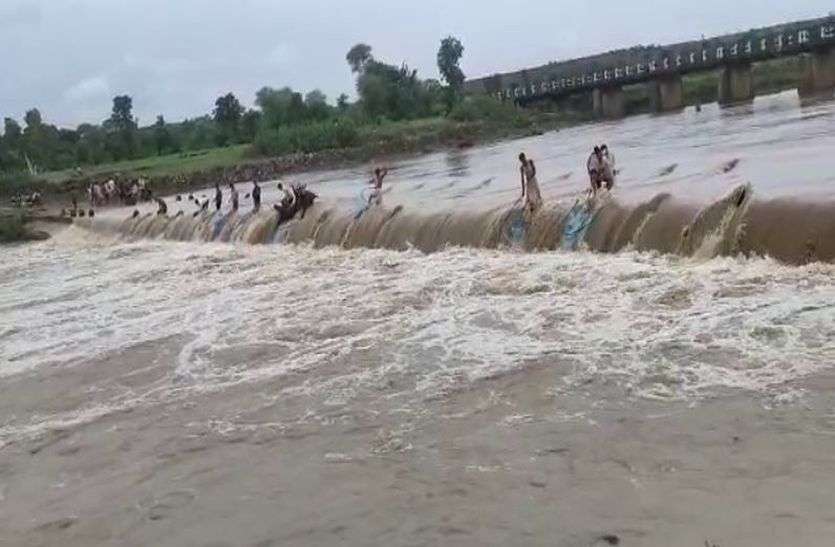 राजस्थान का चेरापूंजी : झालावाड़ में झूमकर आया सावन, नदियोंं में उफान, छलक रहे बांध राजस्थान का चेरापूंजी : झालावाड़ में झूमकर आया सावन, नदियोंं में उफान, छलक रहे बांध