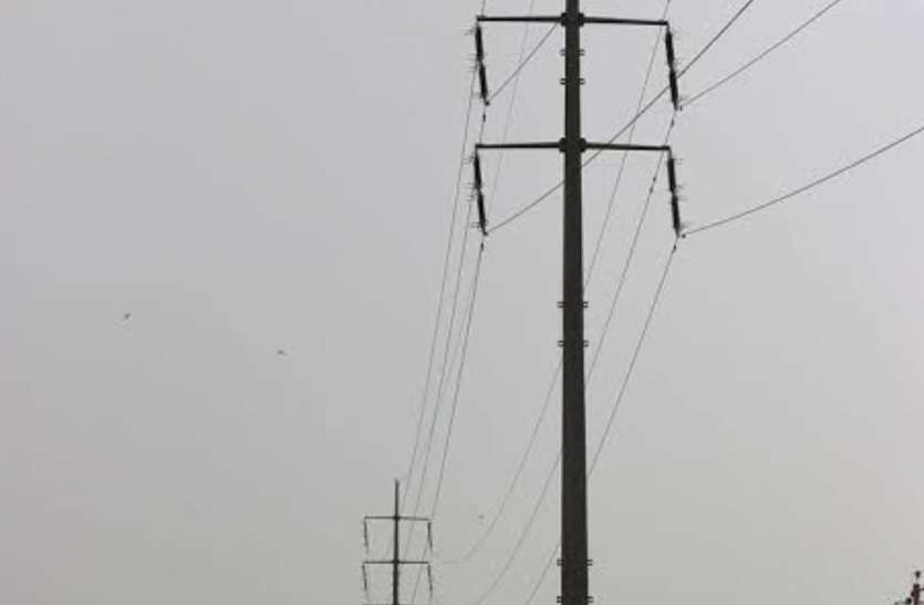 bijli.jpg सावधान: बरसात में दुर्घटना का कारण बन सकते हैं बिजली के खंबे