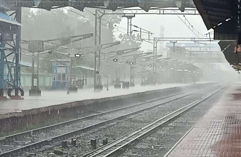 Rain stopped the speed of trains, Kamayani canceled, Varanasi delayed by 4 hours, these trains also affected बारिश ने रोकी ट्रेनों की रफ्तार, कामायनी रद्द, वाराणसी 4 घंटे लेट,यह ट्रेनें भी प्रभावित