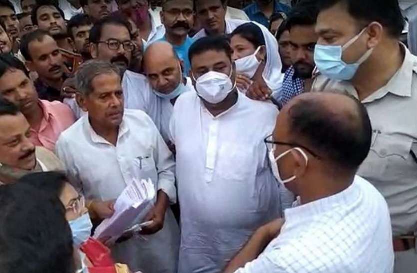 Called collector useless, FIR on former minister and Congress leader कलेक्टर को कहा निकम्मा, पूर्व मंत्री व कांग्रेस नेता पर एफआइआर