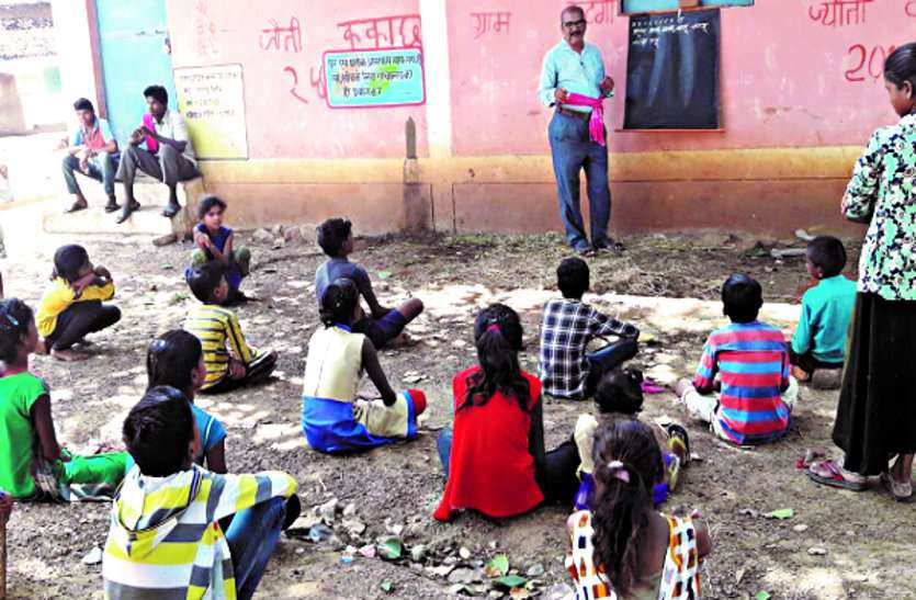 साहेब की शिक्षा संवार रही जिंदगी, रिटायरमेंट के बाद घर बैठना नहीं आया रास, अनपढ़ों को पढ़ाते हैं गुरु जी साहेब की शिक्षा संवार रही जिंदगी, रिटायरमेंट के बाद घर बैठना नहीं आया रास, अनपढ़ों को पढ़ाते हैं गुरु जी