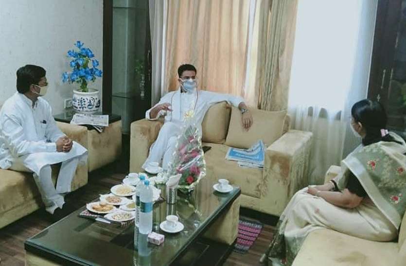 सचिन पायलट को ट्रांसफर की अर्जी देने उमड़े लोग सचिन पायलट को ट्रांसफर की अर्जी देने उमड़े लोग