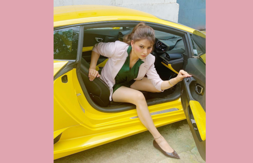 urvashi_rautela_car_photo.png