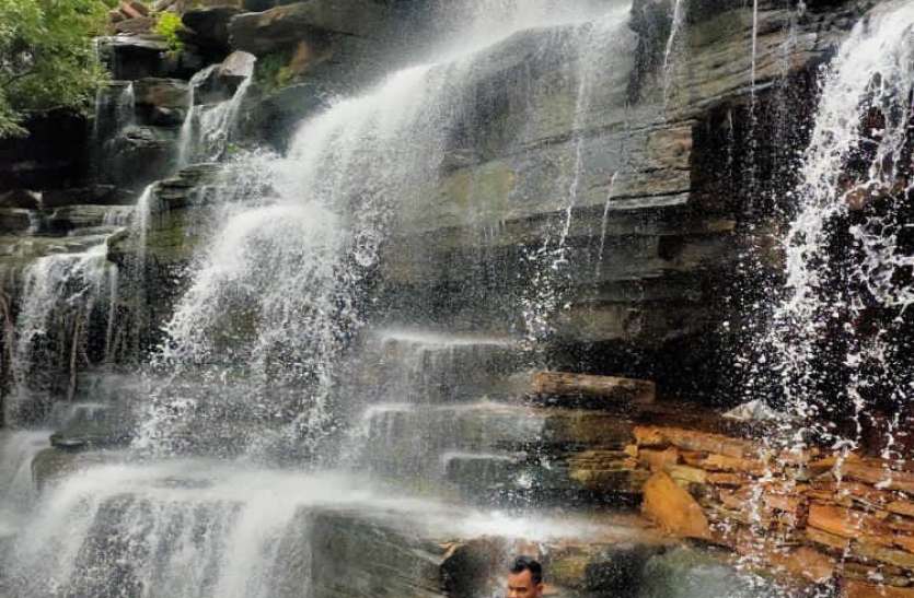 पर्यटकों को लुभाने लगा मृगेंद्रनाथ का वाटरफाल पर्यटकों को लुभाने लगा मृगेंद्रनाथ का वाटरफाल