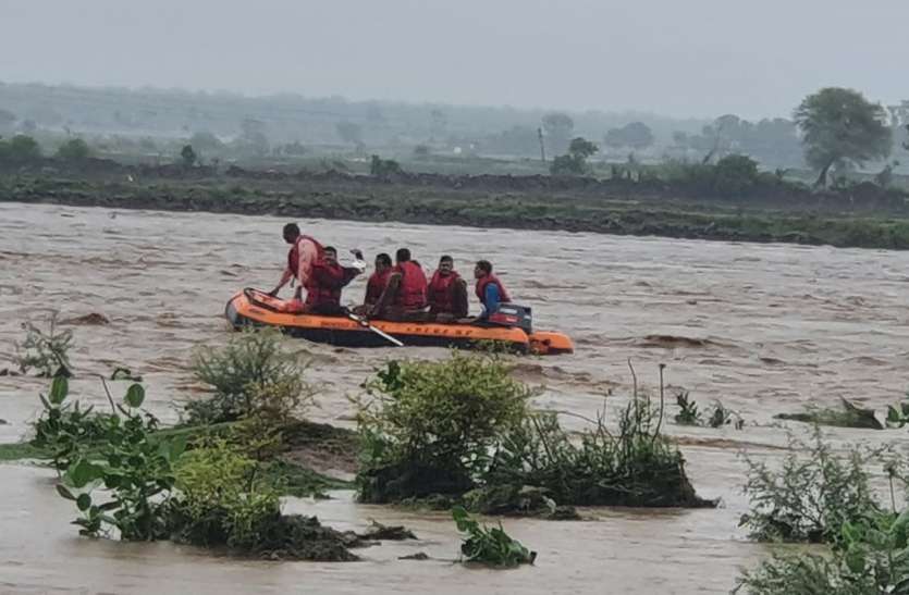 नदी में फंसे 10 चरवाहों को निकाला, 11वें को लेने गई रेस्क्यू टीम की नाव नदी में पलटी नदी में फंसे 10 चरवाहों को निकाला, 11वें को लेने गई रेस्क्यू टीम की नाव नदी में पलटी