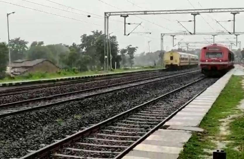 तुमसर से तिरोड़ी पहुंची डेमू ट्रेन, रेलवे ट्रेक पर हुआ ट्रायल तुमसर से तिरोड़ी पहुंची डेमू ट्रेन, रेलवे ट्रेक पर हुआ ट्रायल
