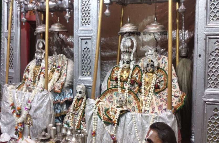 मन्दिरों में झूले पर विराजमान हुए श्री रामलला Ayodhya : मन्दिरों में झूले पर विराजमान हुए श्री रामलला