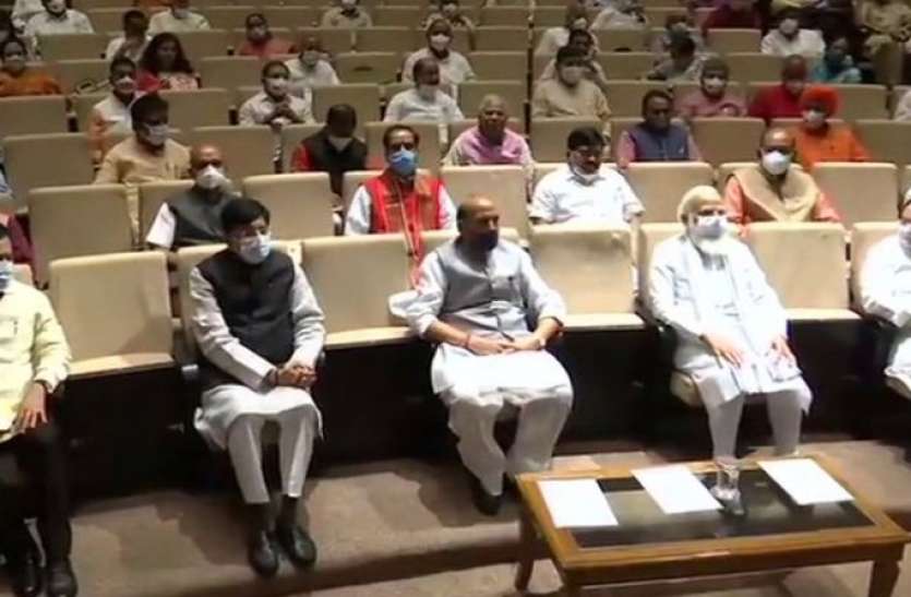 858.jpg BJP संसदीय दल की बैठक में PM Modi ने विपक्ष पर साधा निशाना, बोले- कांग्रेस ना सदन चलने देती, ना चर्चा होने देती
