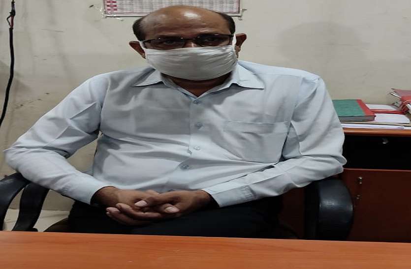 स्वायत्त शासन विभाग का अतिरिक्त प्रशासनिक अधिकारी रिश्वत लेते गिरफ्तार स्वायत्त शासन विभाग का अतिरिक्त प्रशासनिक अधिकारी रिश्वत लेते गिरफ्तार