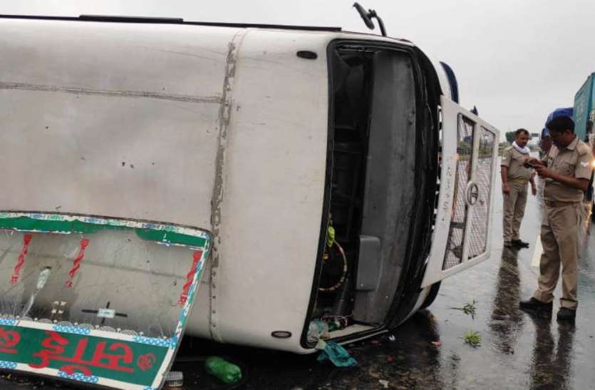 Road accident आगरा से इटावा जा रही यात्रियों से भरी प्राइवेट बस अनियंत्रित होकर हाईवे पर पलटी, एक दर्जन यात्री घायल