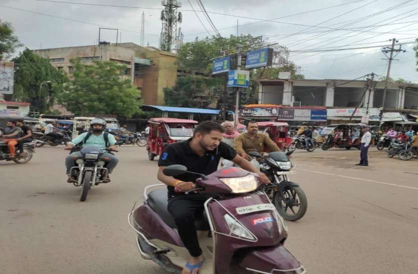 सड़को पर बिना मास्क वाले लोगों की संख्या बढ़ी कोरोना संक्रमण कम होते ही लापरवाह हुए लोग