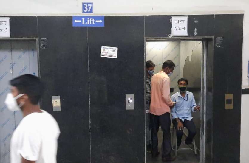 खोजने से भी नहीं मिल रहे डॉक्टर पांच में से एक लिफ्ट सुधरी, खाली पड़े रहे डॉक्टर्स के चेम्बर