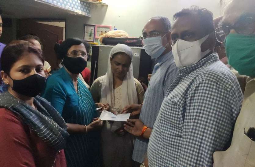 जिस फर्म की गलती से गौरव की जान गई, उसी फर्म का चेक थमाने से खड़ा हुआ विवाद जिस फर्म की गलती से गौरव की जान गई, उसी फर्म का चेक थमाने से खड़ा हुआ विवाद