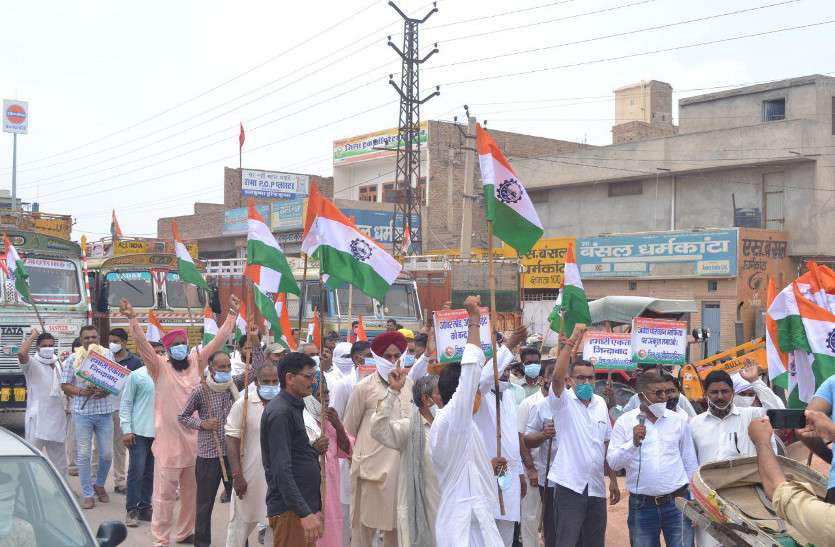 जिला ट्रक ऑपरेटर यूनियन-मोटर वाहन अधिनियम के तहत कार्रवाई के आश्वासन पर आंदोलन स्थगित किया जिला ट्रक ऑपरेटर यूनियन-मोटर वाहन अधिनियम के तहत कार्रवाई के आश्वासन पर आंदोलन स्थगित किया