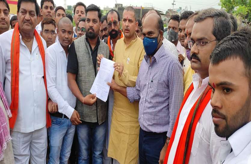 सरकार को घेरने निकले थे आपस में ही भिड़ गए बेमेतरा भाजपा के दो गुट, पूर्व मंत्री और जिला महामंत्री के बीच विवाद, मंडल अध्यक्ष की पिटाई सरकार को घेरने निकले थे आपस में ही भिड़ गए बेमेतरा भाजपा के दो गुट, पूर्व मंत्री और जिला महामंत्री के बीच विवाद, मंडल अध्यक्ष की पिटाई